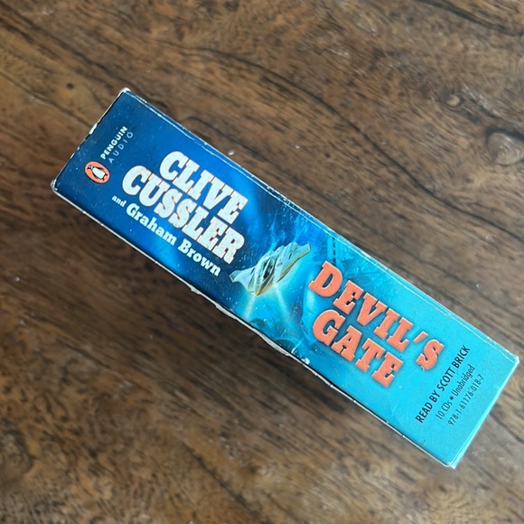 FREE WITH ANY PURCHASE (add to bundle) A novel from the NUMA files: DEVILS GATE - Picture 5 of 7